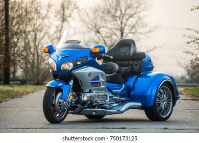 three wheeler motor bike