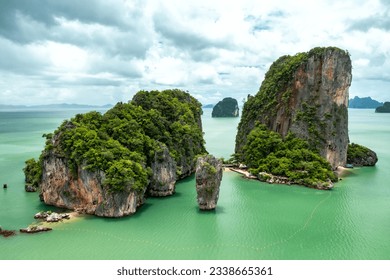 Khao Tapu, isla James Bond, disparo aéreo desde un dron, mar azul, verde esmeralda, es una atracción turística popular en el sur de Tailandia.
