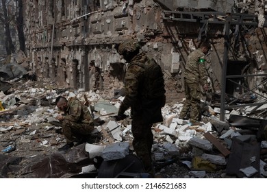 Kharkiv, kharkiv oblast, ukraine, 04-16-2022 explosive falls in a commercial area of ​​kharkiv leaves at least 1 dead and 18 injured, firefighters and soldiers work in the place