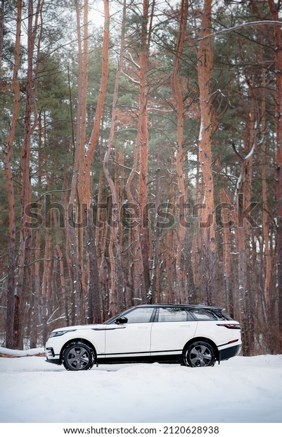 Kharkov, Ukraine. 01.15.2022. Photo\
shoot in the snowy forest for the Range Rover\
dealership