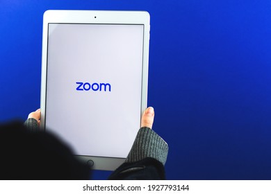 Kharkov, Ukraine - February 28, 2021: Zoom Cloud Meeting Logo On Apple IPad Screen In Woman Hand, Banner, Copy Space Photo