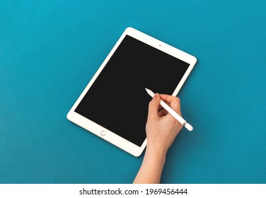 Kharkov, Ukraine - May 5, 2021: Woman Uses Apple IPad With Stylus Pen For Drawing, Mockup Template Photo With Colorful Flat Background 