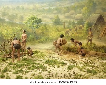 Khon Kaen, Thailand. October 11,2019: 
Ancient human models and natural backdrop paintings in museums, which represents the way of life in Hunting-Gathering Period.