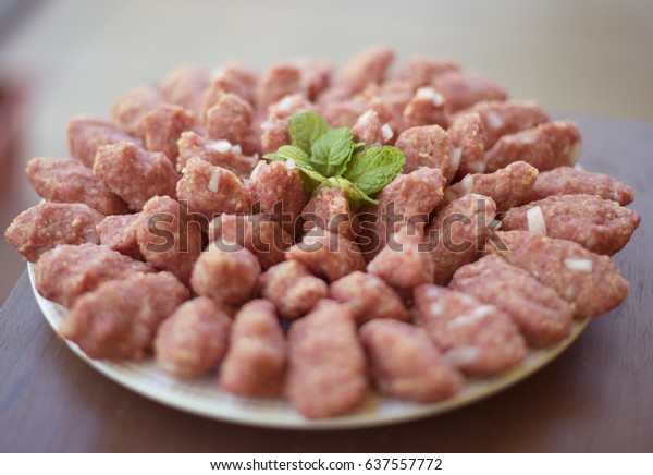 kibbeh-nayeh-syrian-lebanese-common-levantine-foto-stock-637557772