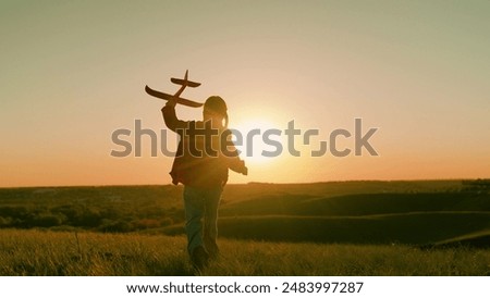 Similar – Foto Bild Grünes Papierflugzeug auf einem grünen Hintergrund, Reisekonzept, Draufsicht. Raum kopieren