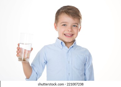Kind, das ein Glas in der Hand hält