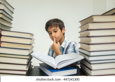 A kid in library reading books