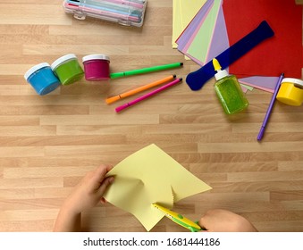 Kid macht Hausaufgaben. Papier in den Händen der Kinder.