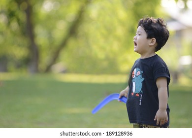  Kid Play With Boomerang