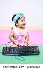 kid play computer keyboard
