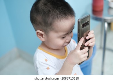 A Kid Play With Mobile Phone,
Taken Date: 25 Dec, 2021
Take At Ho Chi Minh City, Viet Nam