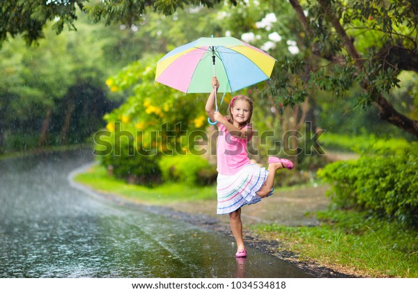 Un Gamin S Amusant Sous La Pluie Photo De Stock Modifiable