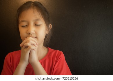 Kid Pray To God With Her Smile