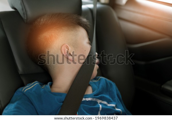 kid\
sleep on car, child feel sick, sleep on car\
seat\
