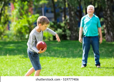 2,668 Family Throwing Ball Images, Stock Photos & Vectors 