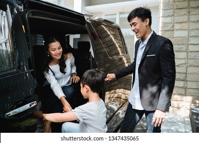 Kid Try To Get In To The Car With Parent Going For Vacation