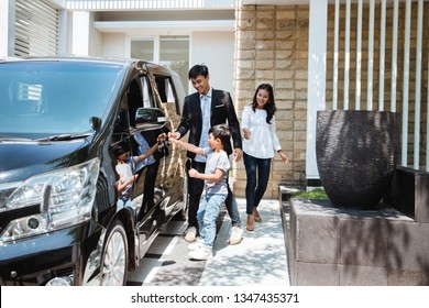 Kid Try To Get In To The Car With Parent Going For Vacation