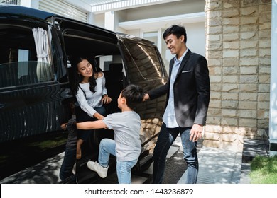 Kid Try To Get In To The Car With Parent Going For Vacation