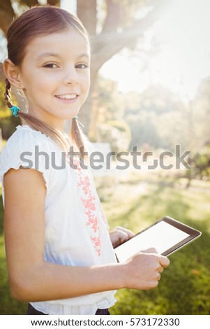 Similar – Teenager lächelnd, der sein Smartphone auf einem Basketballplatz aussieht.