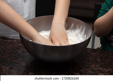 Kinder backen Kekse in der Hausküche . Nahaufnahme der Hände von Kindern, die Cookies durch Cookies zubereiten.