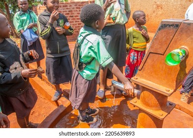 745 Kids Africa Drinking Water Images, Stock Photos & Vectors ...