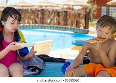 	Kids Eating Pizza