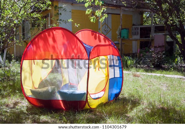 childrens garden playhouse