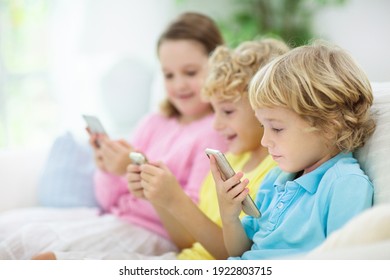Kinder mit Mobiltelefon. Kind mit Tablet-Computer Film oder Spiel. Gruppe kleiner Kinder mit digitalem Gerät und Gadget. Zeit und Bildung für junge Kinder. Freunde spielen.