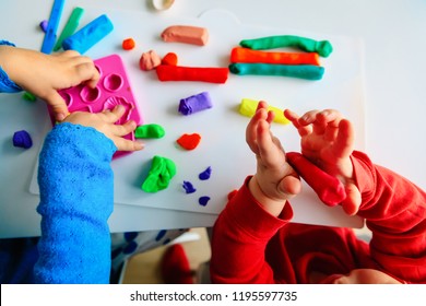 Kinder spielen mit Formformen aus Ton, lernen durch Spielen