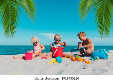 Kinder spielen mit Sand im Strandurlaub, Jungen und Mädchen bauen Sandburg