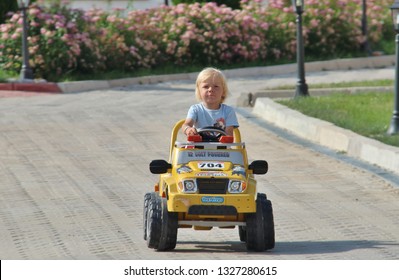 baby girl ride on car