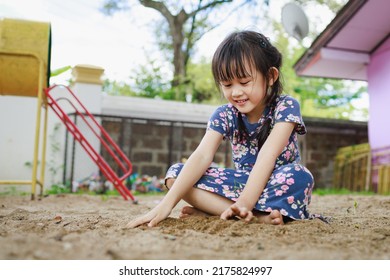 Kids Sit On The Ground Playing Sands. This Activity Is Good For Children Sensory Experience And Learning By Touch Their Fingers And Toes Through Sand And Enjoying Its Texture.