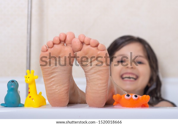 4,392 Feet Bathtub Images, Stock Photos & Vectors | Shutterstock