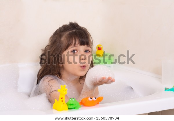 泡風呂に入る子ども お風呂に入っている子ども 水遊びをする少女 泡風呂のゴムのおもちゃ の写真素材 今すぐ編集