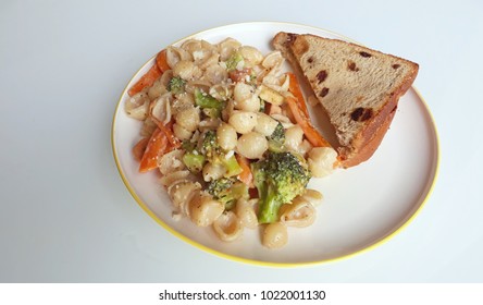 Kids weekend lunch with veggie pasta and toasted bread - Powered by Shutterstock