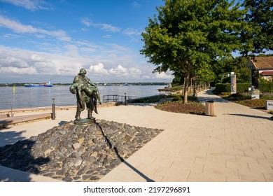 Kiel, Germany, Aug. 2022 Kieler Förde Early In The Morning On The Heikendorf Beach Promenade At The Monument To The Sea Rescuers