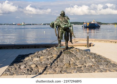 Kiel, Germany, Aug. 2022 Kieler Förde Early In The Morning On The Heikendorf Beach Promenade At The Monument To The Sea Rescuers