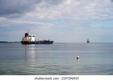 Kiel, Germany, Aug. 2022 Kieler Förde In Heikendorf, A Cemietanker Passes The Friedrichsorter Enge At The Lighthouse Into The Baltic Sea