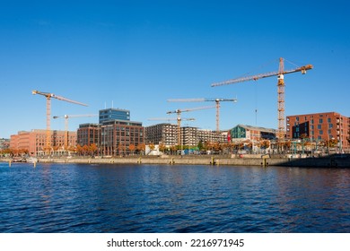 Kiel, Germany, Okt. 2022 Kieler Hafen Bei Herrlichem, Sonnenschein Mit Blick Auf Die Neubauten Mit Wohn- Und Bürogebäuden Am Ostufer Der Kieler Förde