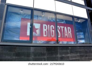 Kielce, Świętokrzyskie, Poland - 2022-07-04 - View Of The Logo Of The Big Star Store - Empty Showcase