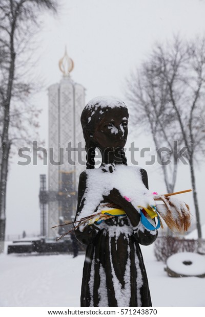KIEV, UKRAINE\
29 NOVEMBER, 2016. Statue girl vsnegu winter, symbolizing the\
Holodomor in Ukraine, Kiev, Glory\
Park