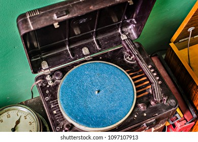 KIEV, UKRAINE - July 2017: Flea Market In Kiev. Old Vintage Stuff For Sale. Different Used Electronics: Retro Turntable, Gramophone, Phonograph Records For Sale On Secondhand Market In Kiev, Ukraine