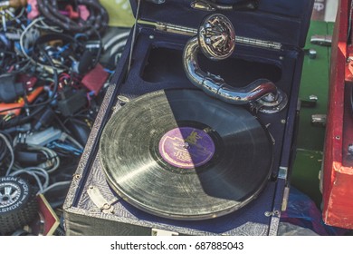 KIEV, UKRAINE - July 2017: Flea Market In Kiev. Old Vintage Stuff For Sale. Different Used Electronics: Retro Turntable, Gramophone, Phonograph Records For Sale On Secondhand Market In Kiev, Ukraine