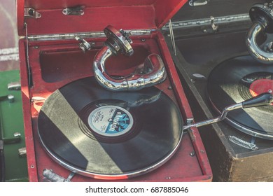 KIEV, UKRAINE - July 2017: Flea Market In Kiev. Old Vintage Stuff For Sale. Different Used Electronics: Retro Turntable, Gramophone, Phonograph Records For Sale On Secondhand Market In Kiev, Ukraine