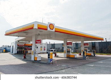 3,214 Shell petrol pump Images, Stock Photos & Vectors | Shutterstock