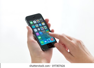 Hand Holding Black Iphone Images, Stock Photos & Vectors | Shutterstock