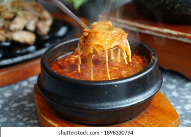 Soup Kimchi con tofu y vientre de cerdo servido en olla de arcilla, uno de los guisos más apreciados de la cocina coreana, la comida más popular en Corea.