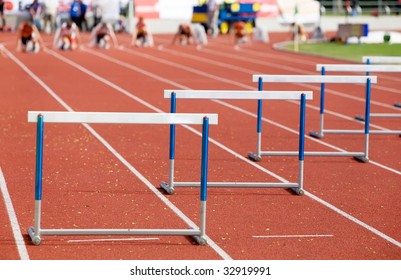 Kind on barriers at competitions on run