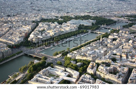Kind to Paris from Tour Eiffel height. Town scape from above