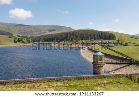 Kinder Reservoir, a water storage reservoir for drinking water in Peak District, Derbyshire, UK. Kinder Scout moorland in the background